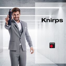 Knirps T.200 Ein Mann hält einen Knirps T.200 Regenschirm in Navyblau