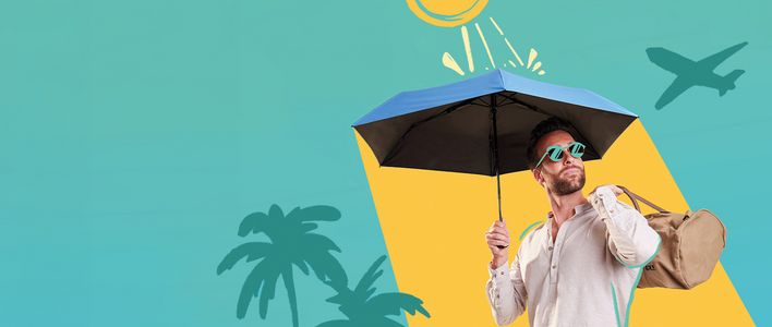 Knirps mit UV-Schutz und Hitzereduzierung Mann trägt Knirps HeatShield Regenschirm mit UV-Schutz und Hitzereduzierung, dazu eine Reisetasche über der Schulter.